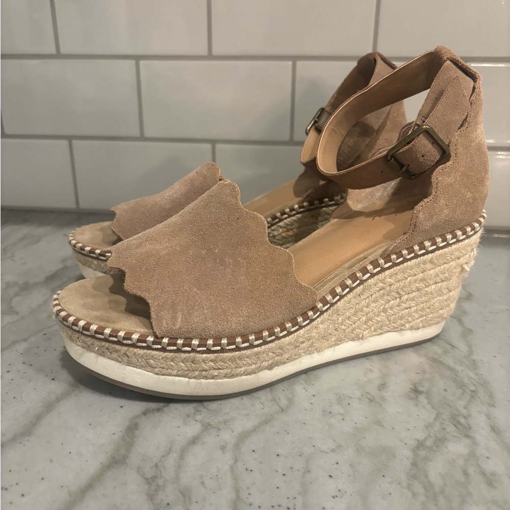 Crown Vintage Tan Suede Scallop Espadrille Wedges size 7